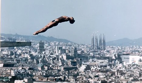 Vista panoràmica de Barcelona des de Montjuïc amb piscina infinita amb vistes a la ciutat mediterrània