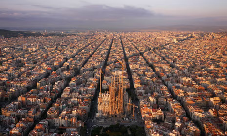Reforma modernista d'un pis a l'Eixample de Barcelona conservant les rajoles hidràuliques i els sostres artesonats originals