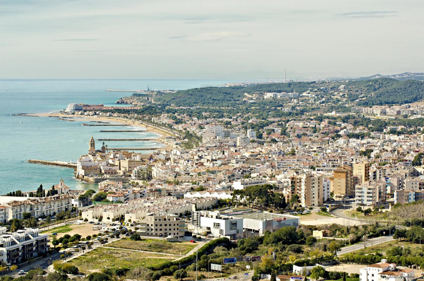 Cases al turó de Llevantina amb vistes al mar