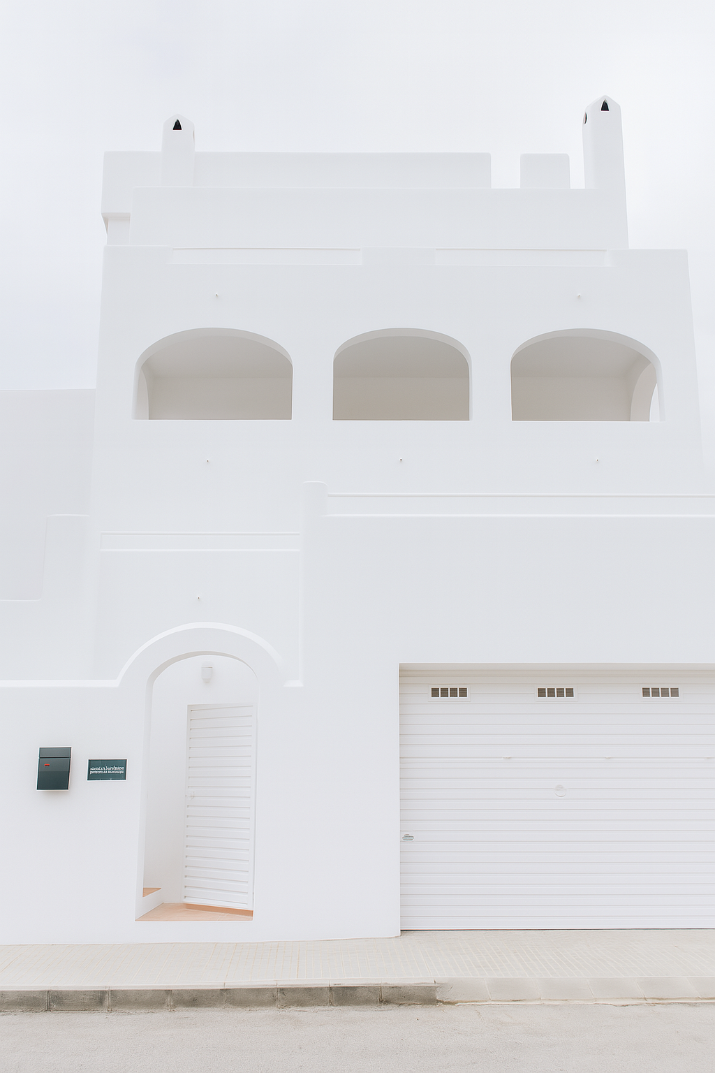 Reforma d'una vila mediterrània a la Llevantina Sitges amb piscina i vistes al mar amb arquitectura tradicional catalana